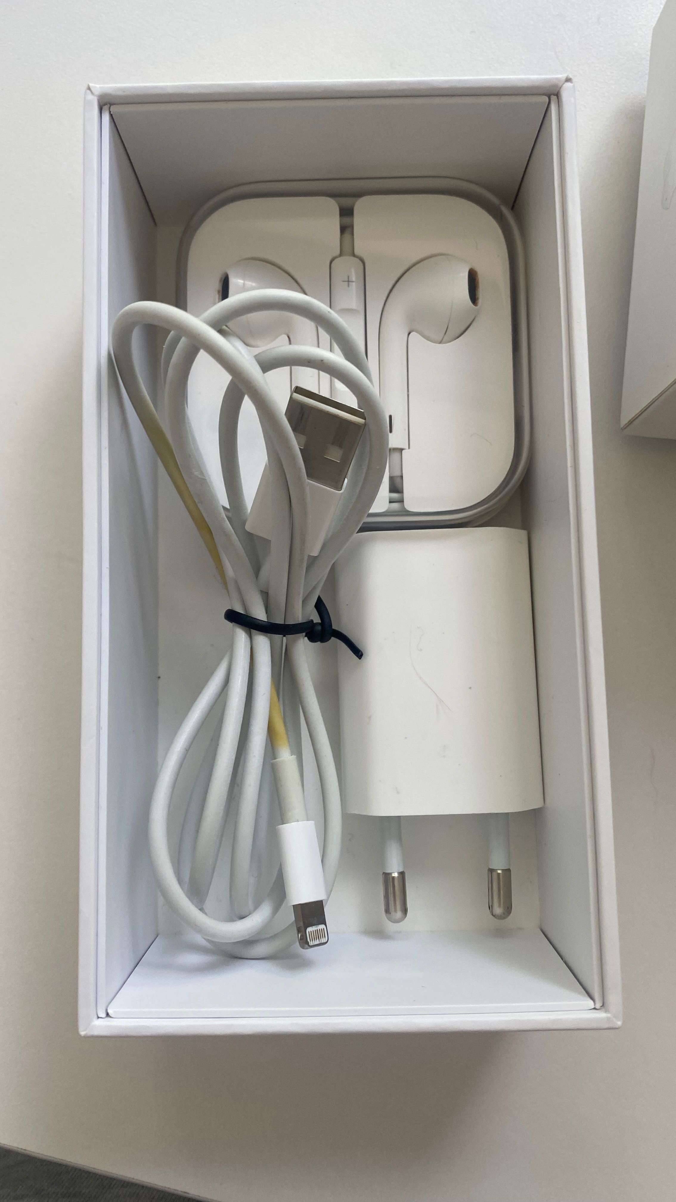 iPhone 5 Silver 16 GB + оригинални слушалки