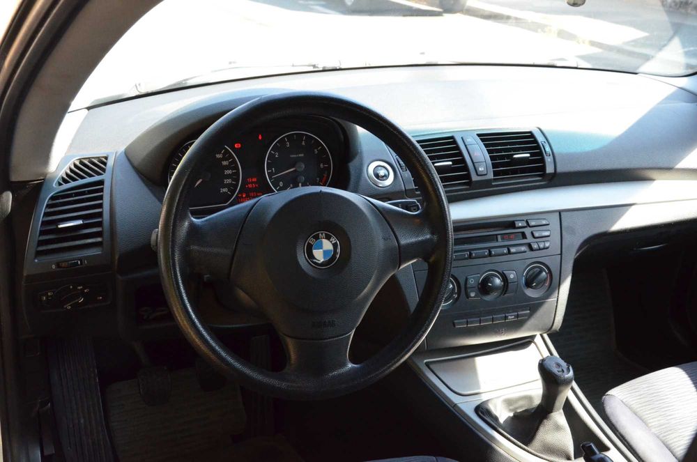 Vând BMW Seria 1 alb - 116i benzină, 2009, rulaj mic, bine întreținută