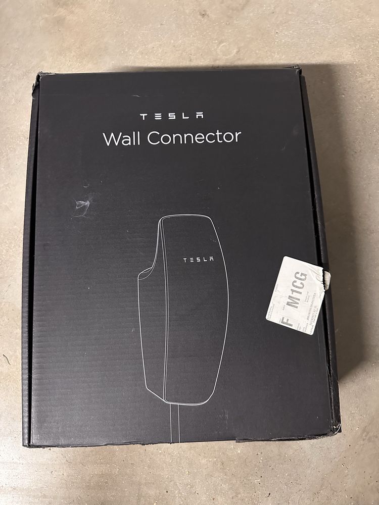 Оригинален Tesla Wall Connector
