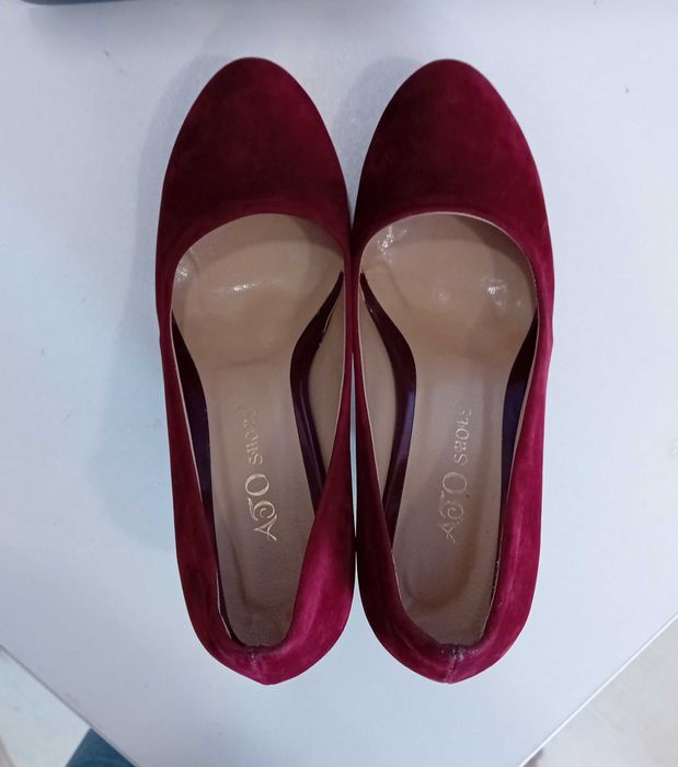 Обувки с ток тъмно червени