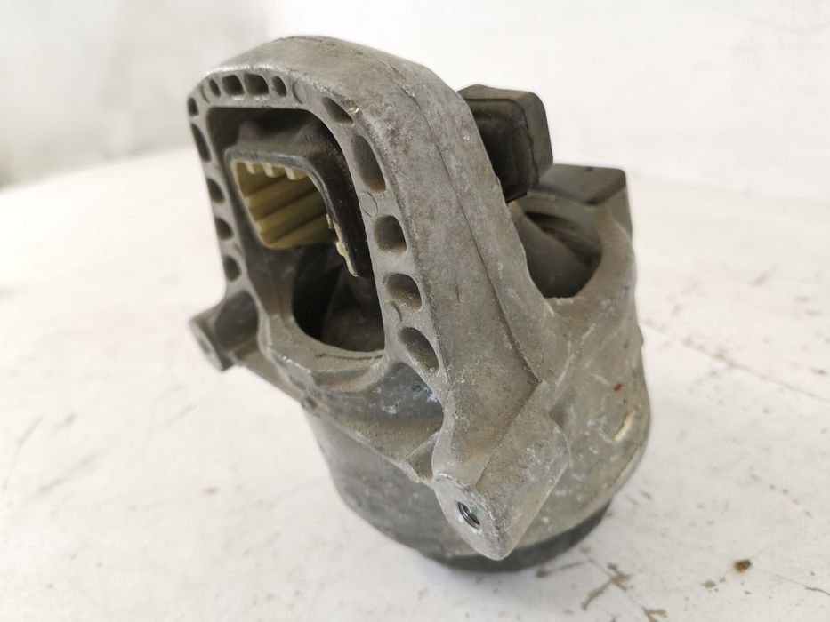 Ляв Моторен Носач Ауди А4 Б9 / Audi A4 B9 Оригинален, В Добро Състояни