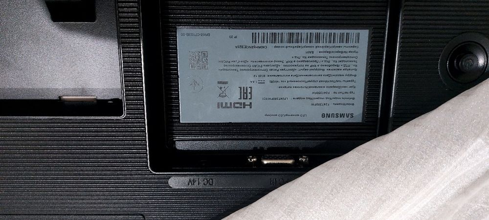 Компиютер янги ишлатилмаган йиғилган турибди.