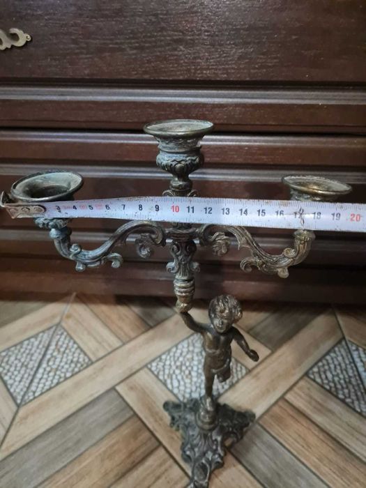 Sfeșnic heruvim din bronz antic cu trei suporti lumanari