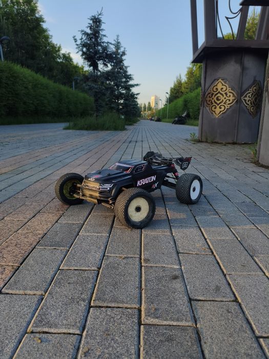 Продам радиоуправляемую модель arrma kraton