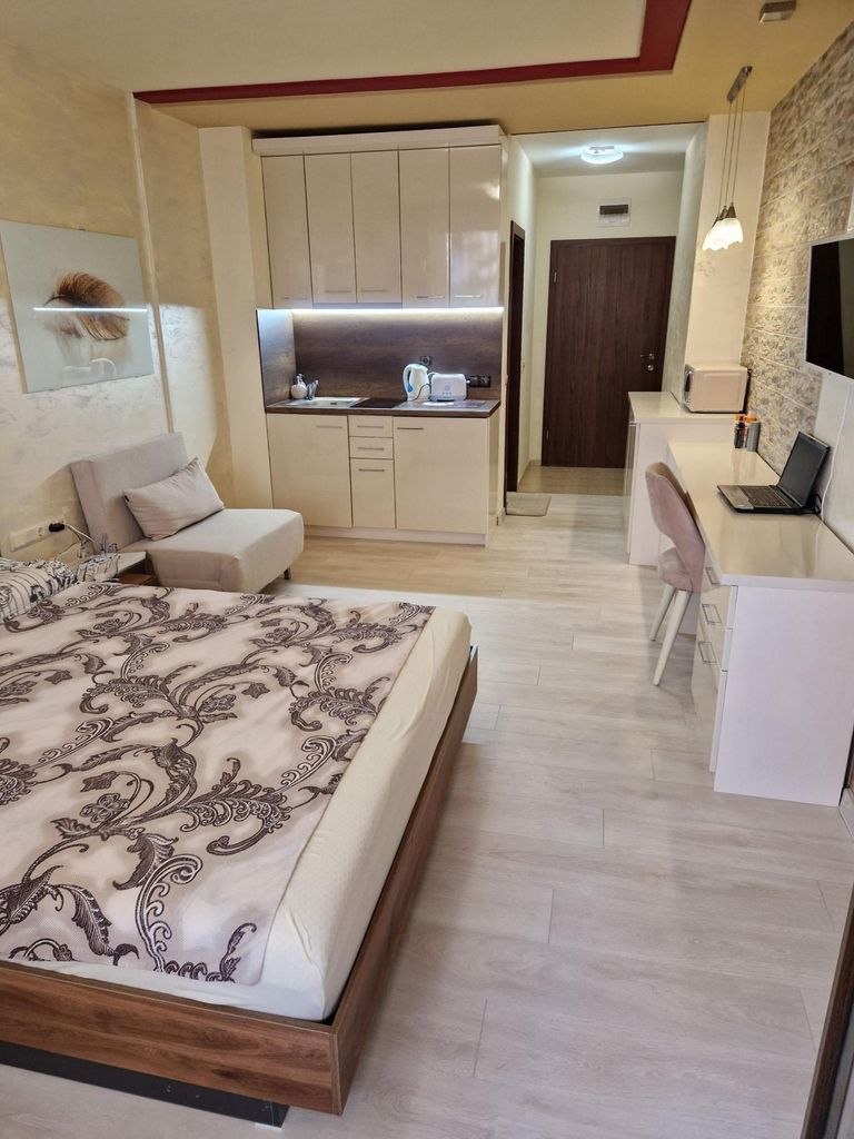 Продава се Едностаен апартамент в Бургас, Център - 45 кв.м за 1445 €/кв.м - Снимка #2