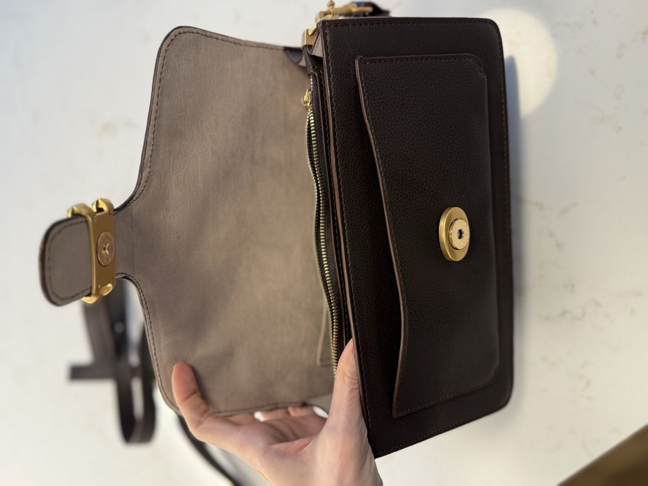 Актуална чанта по модел на Coach