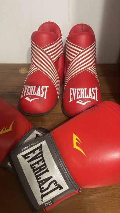 Боксерские перчатки и футы для таеквондо