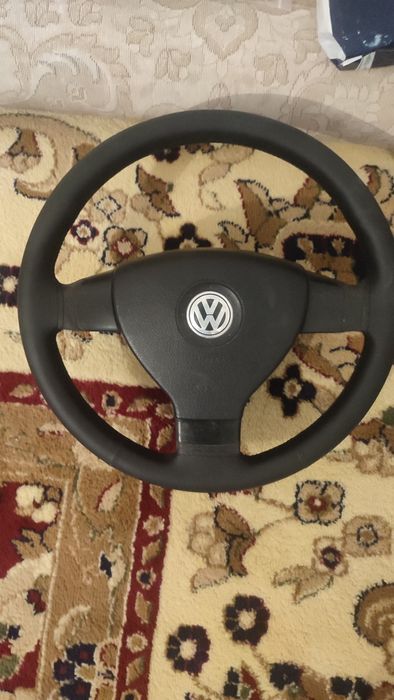 Фольксваген Гольф 5.Руль сатылады аэрбагымен.