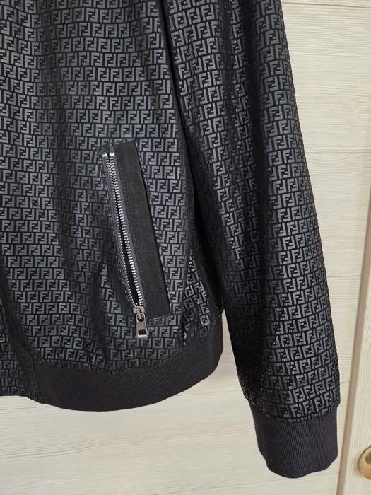 Продам новую натуральную кожаную куртку фирма  FENDI