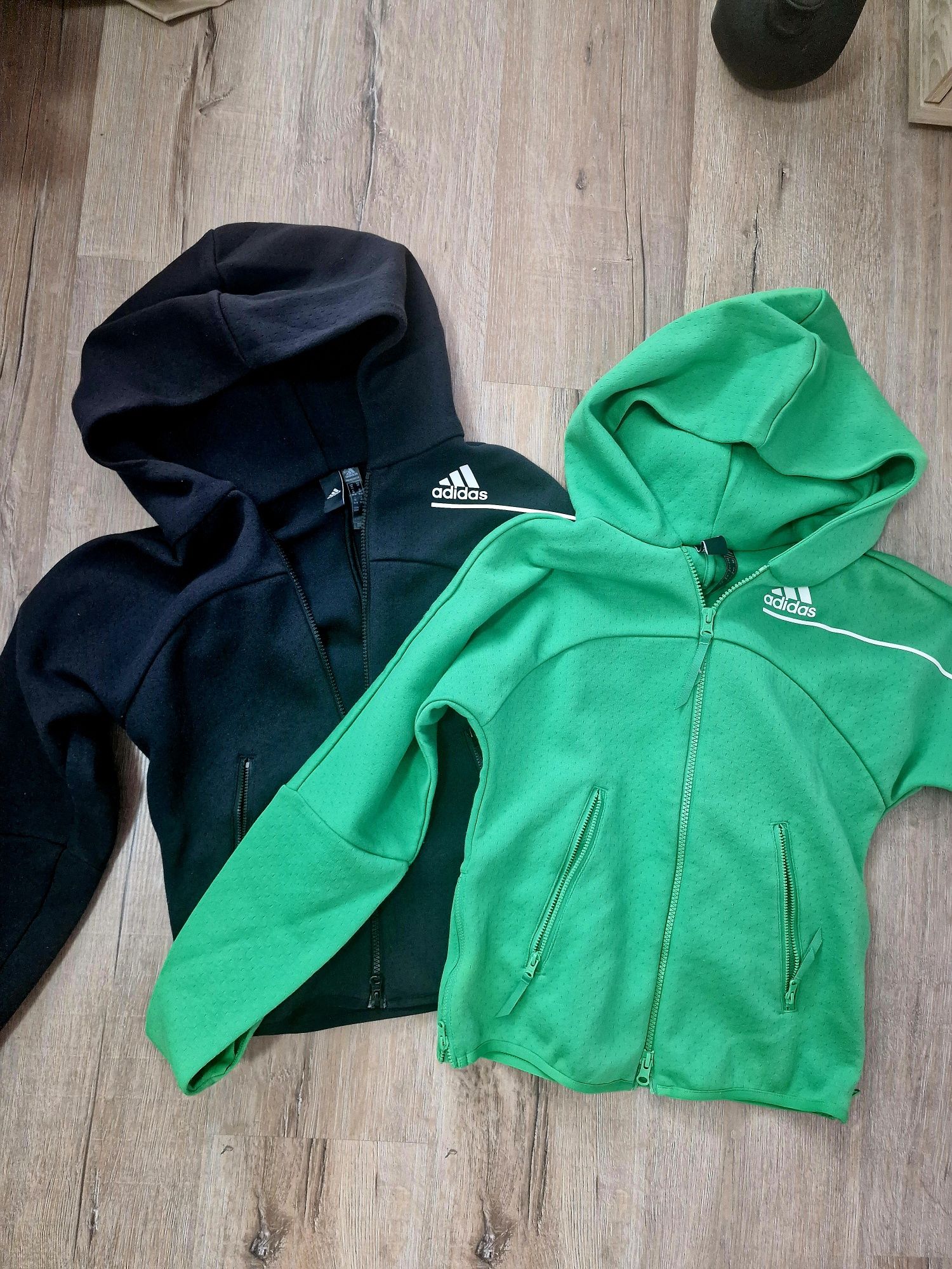 Суичър с качулка Adidas - черен и зелен цвят