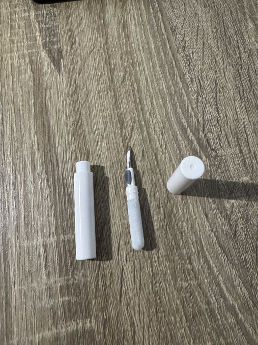 3-в-1 инструмент за почистване на слушалки