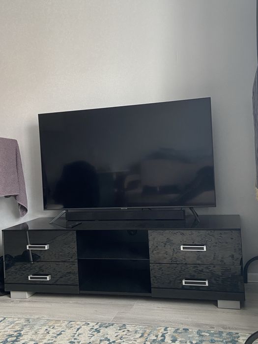 Телевизор самсунг обсолютно новая + подставка по телевизор тоже новая