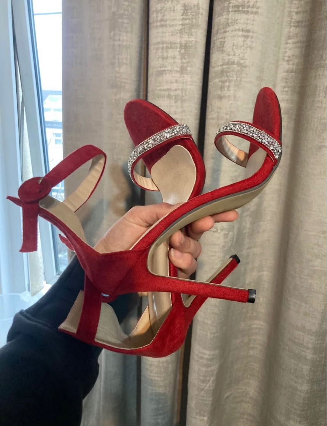Обувки на тънък ток/ велурени токчета / high heels