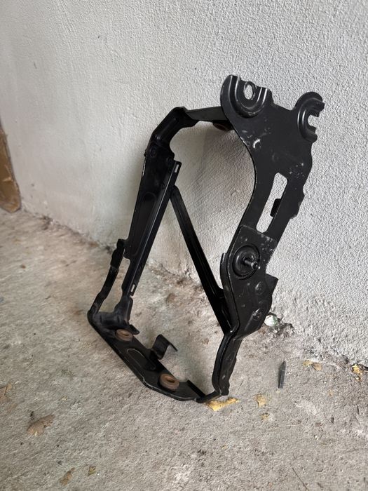 Audi RS3 Right Auxiliary Radiator bracket  / скоба за воден радиатор