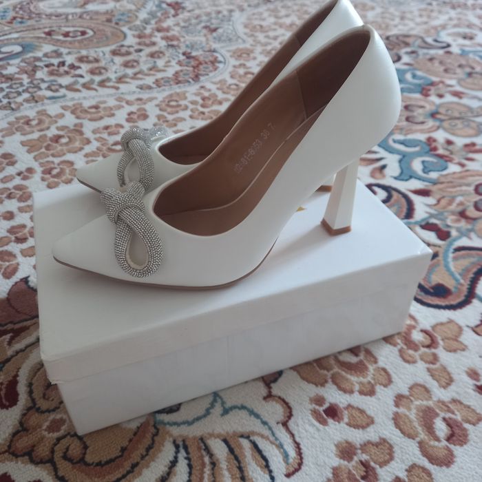 Белые туфли с удобной шпилькой