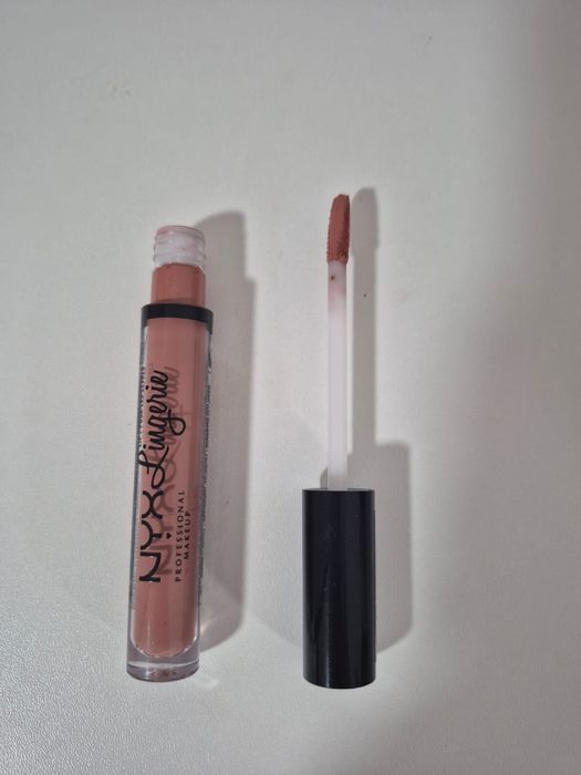 Ruj de buze lichid mat NYX – Lip Lingerie, nuanța 04 Ruffle Trim