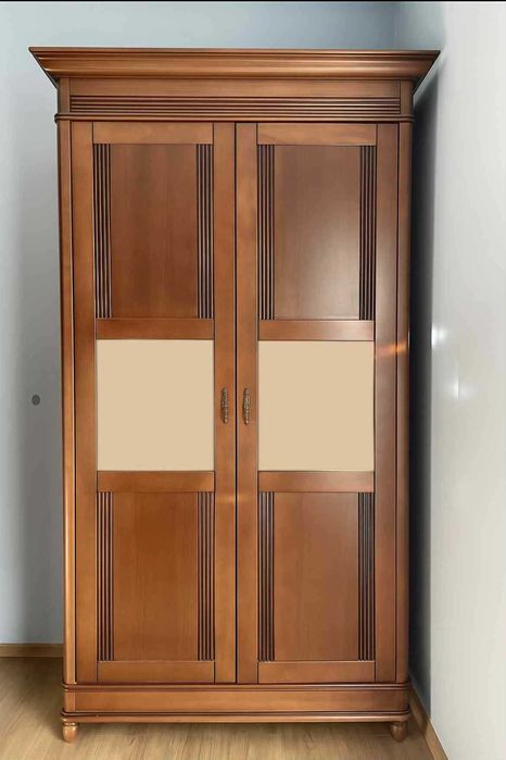 Продавам масивен дървен гардероб.