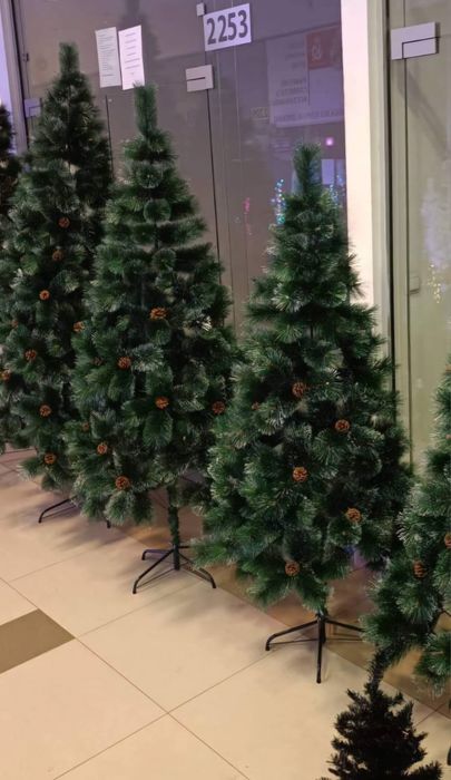 Коледна елха изкуствена – реалистична,с шишарки и заснежени връхчета