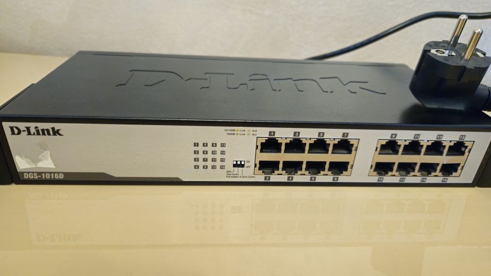 Switch cu 16 porturi D-Link DGS-1016D, 32 Gbps, 23.81 Mpps, 8.000 MAC