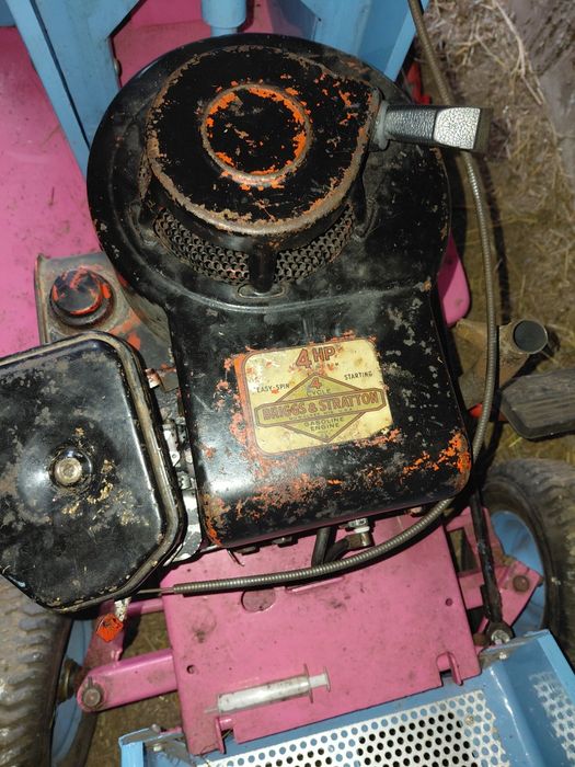 Vând tractoras gazon pornește doara ca trebuie reglat