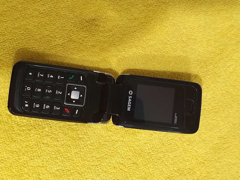 Telefon cu clapeta mai mic decât o bricheta
