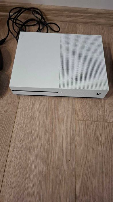 Xbox One S + Контролери и Игри