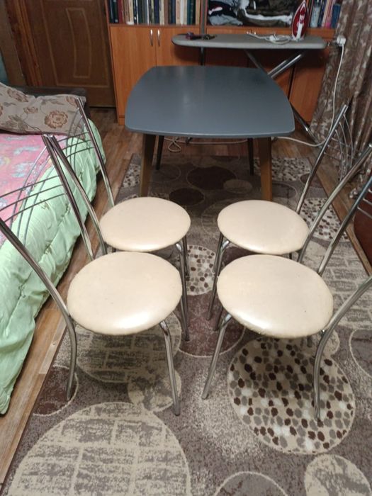 Продам стол и стулья в идеальном состоянии