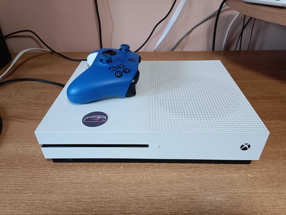XBOX ONE S 1 TB cu o manetă