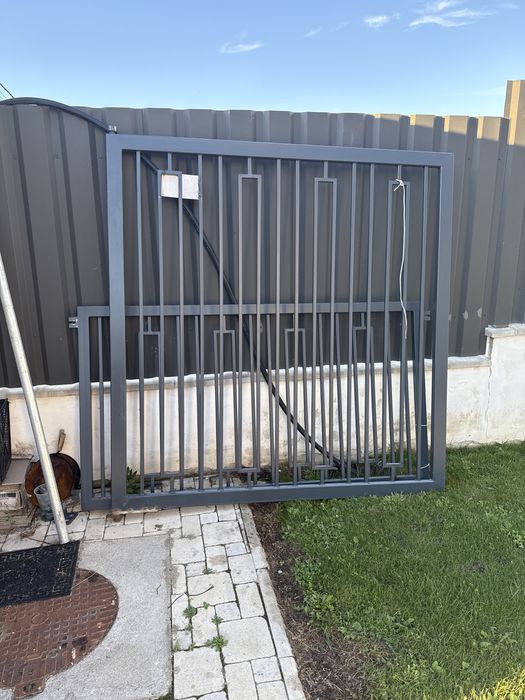 Porti gard - de doi metri jumatatea deci poarta inchisă este de patru