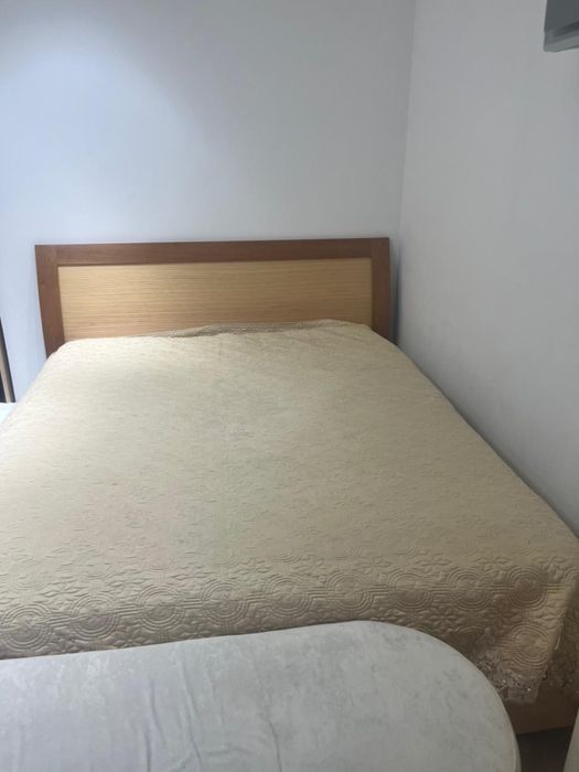 Спальная кровать и комод с двумя тумбочками в хорошем состояние