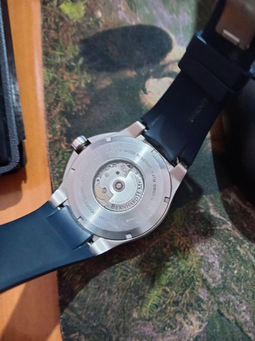 Соат бор сотилоди