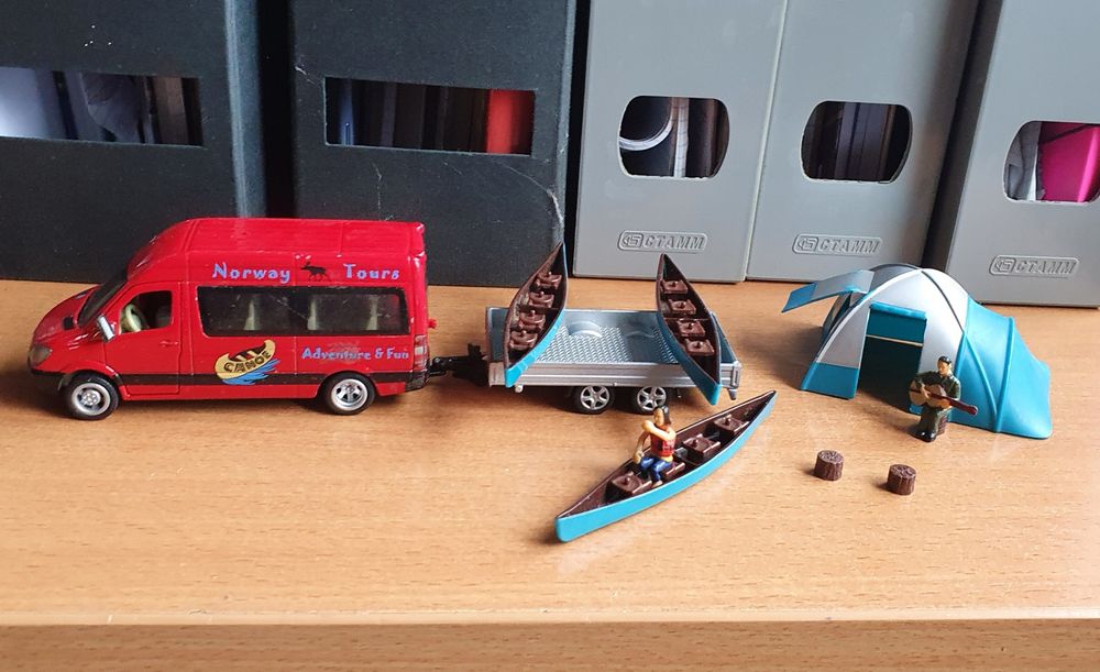 Машинка коллекционная Mersedes туристы и каноэ