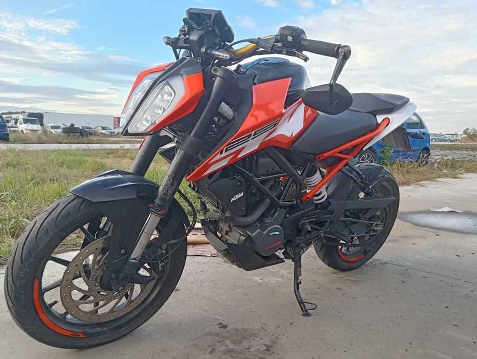 KTM 125 DUKE   A1 se poate conduce de la 16 ani
