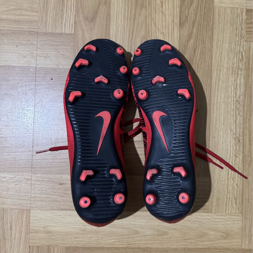 Бутонки Nike