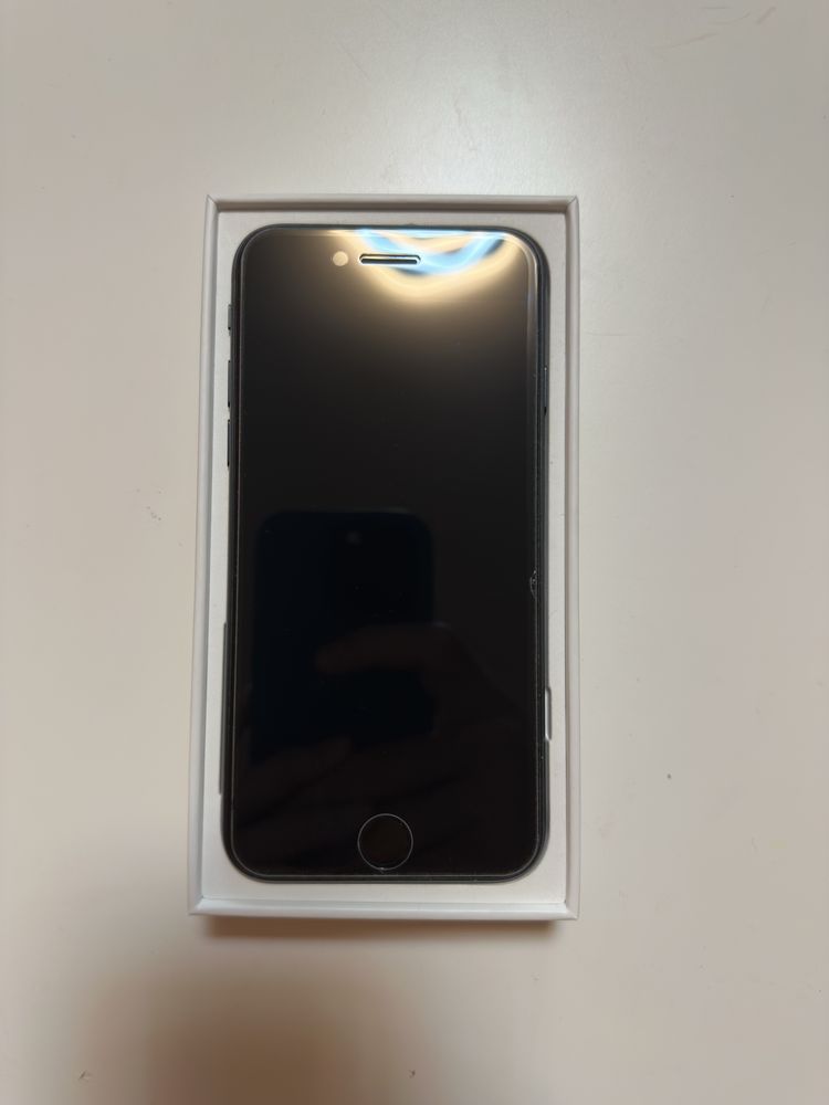 iPhone SE 2022 (3rd Gen) – 128GB – Отличен, без забележки + кейсове