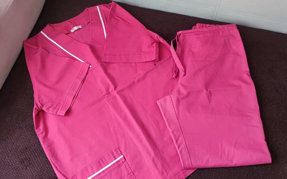 Costum medical roz