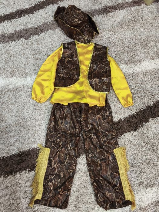 Продаем новогодний костюм ковбоя