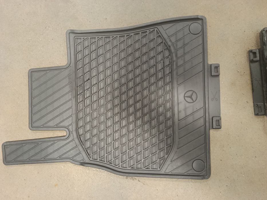 Оригинални гумени стелки за Мерцедес-Бенц S-класа  къса база. Използва