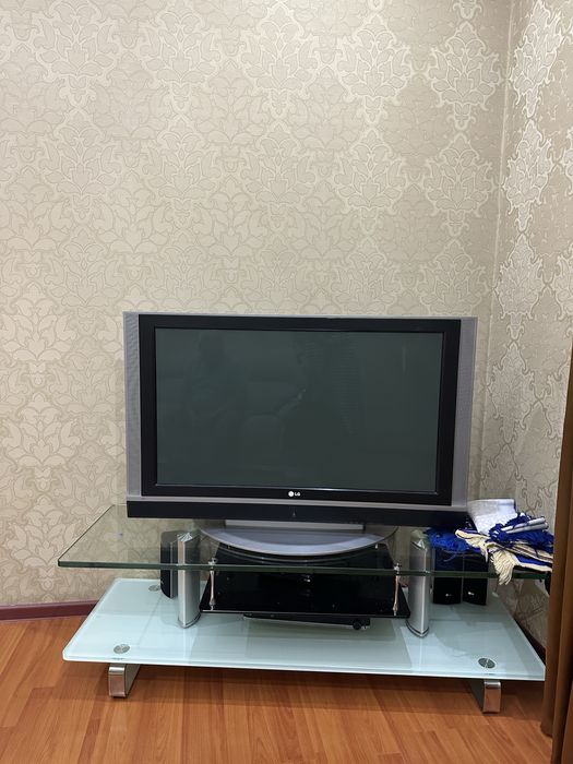 Телевизор, подставка, диван