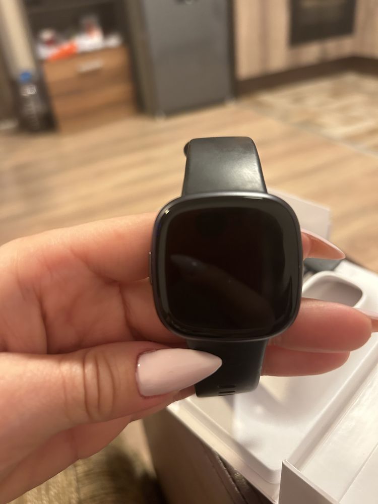 Смарт часовник FITBIT VERSA 4