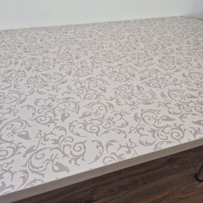 Продаётся обеденный стол