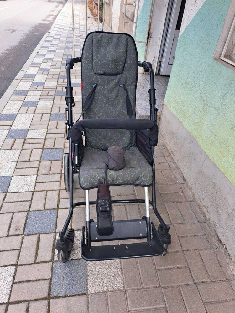 Количка за дете с увреждане