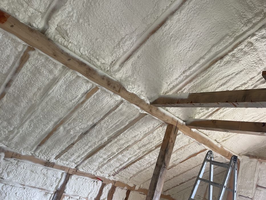 Izolatie spuma poliuretanica Izolatii Bucovina