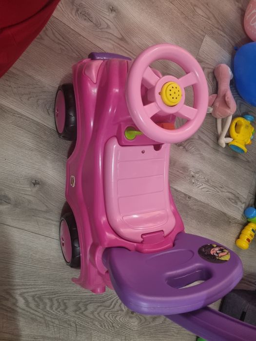 Masinuta copii are si maner dar e joasa