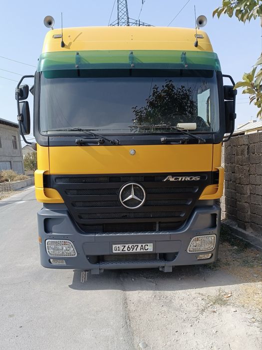 Mersedes Benz Actros tyagach sotiladi.