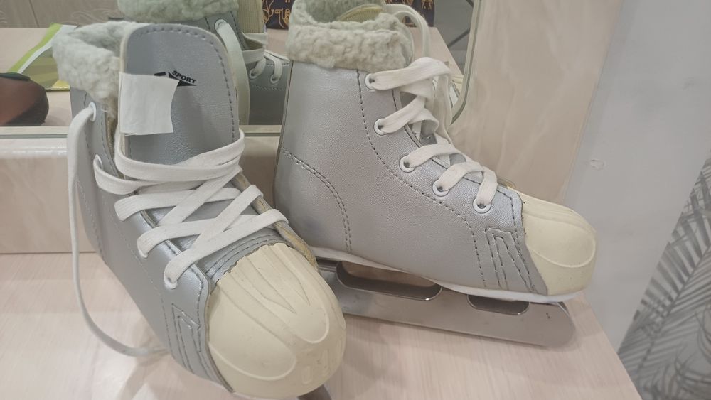 Продам детские коньки 28 размера