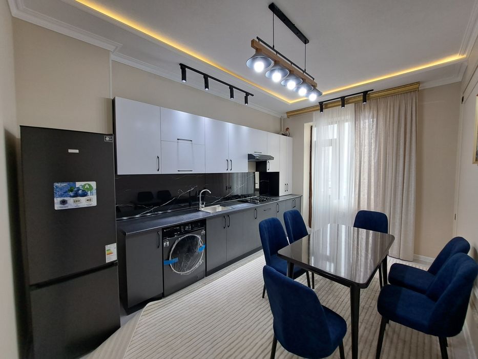 3 xonali katta kvartira sotiladi 4 xona qilingan