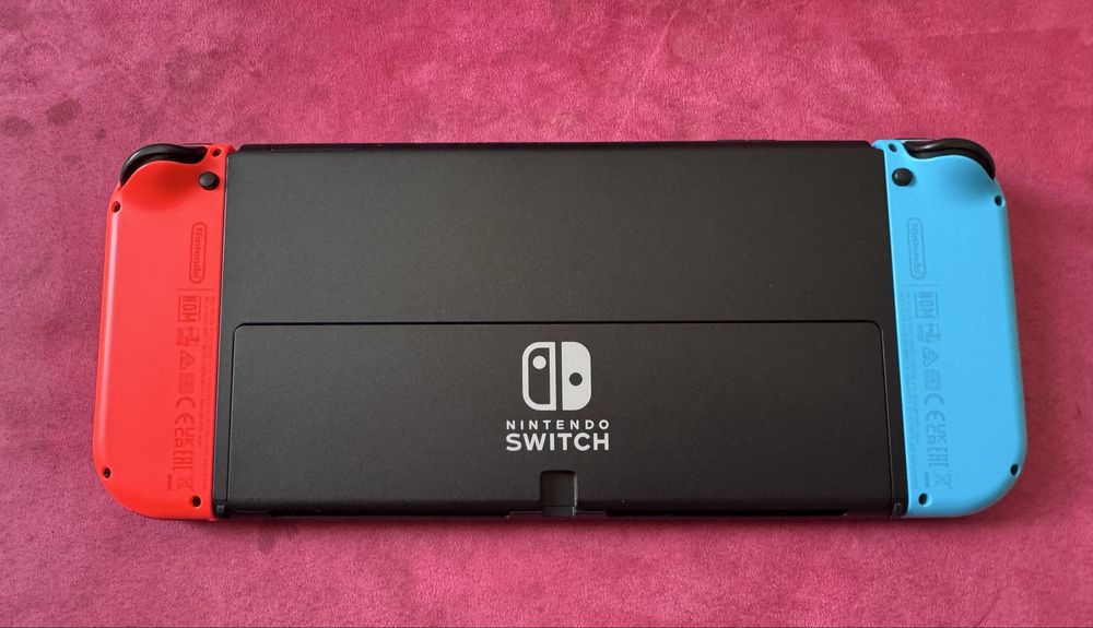 Nintendo Switch Oled - пълен комплекс + 3 игри и 128гб. карта