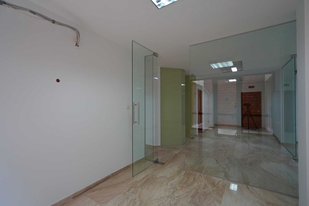 Продава се Офис в Варна, Център - 133 кв.м за 3083 €/кв.м - Снимка #4