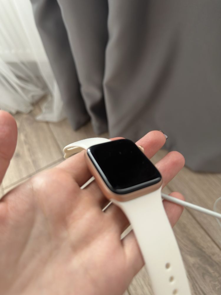 Продам Часы Apple Watch se в идеальном состоянии